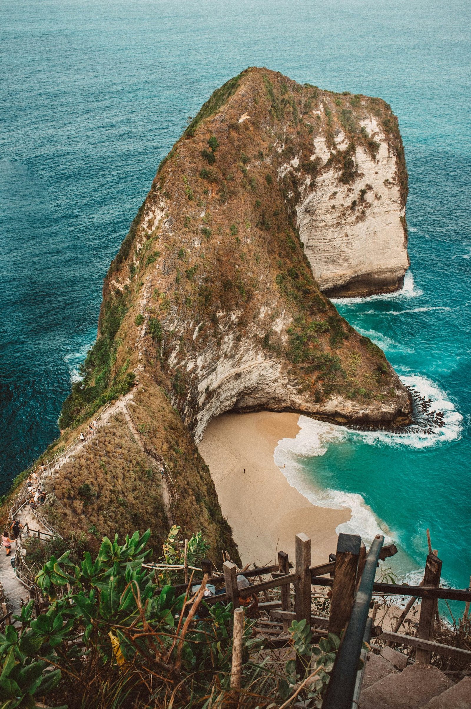Kelingking Beach and turquoise ocean in Nusa Penida, Bali
