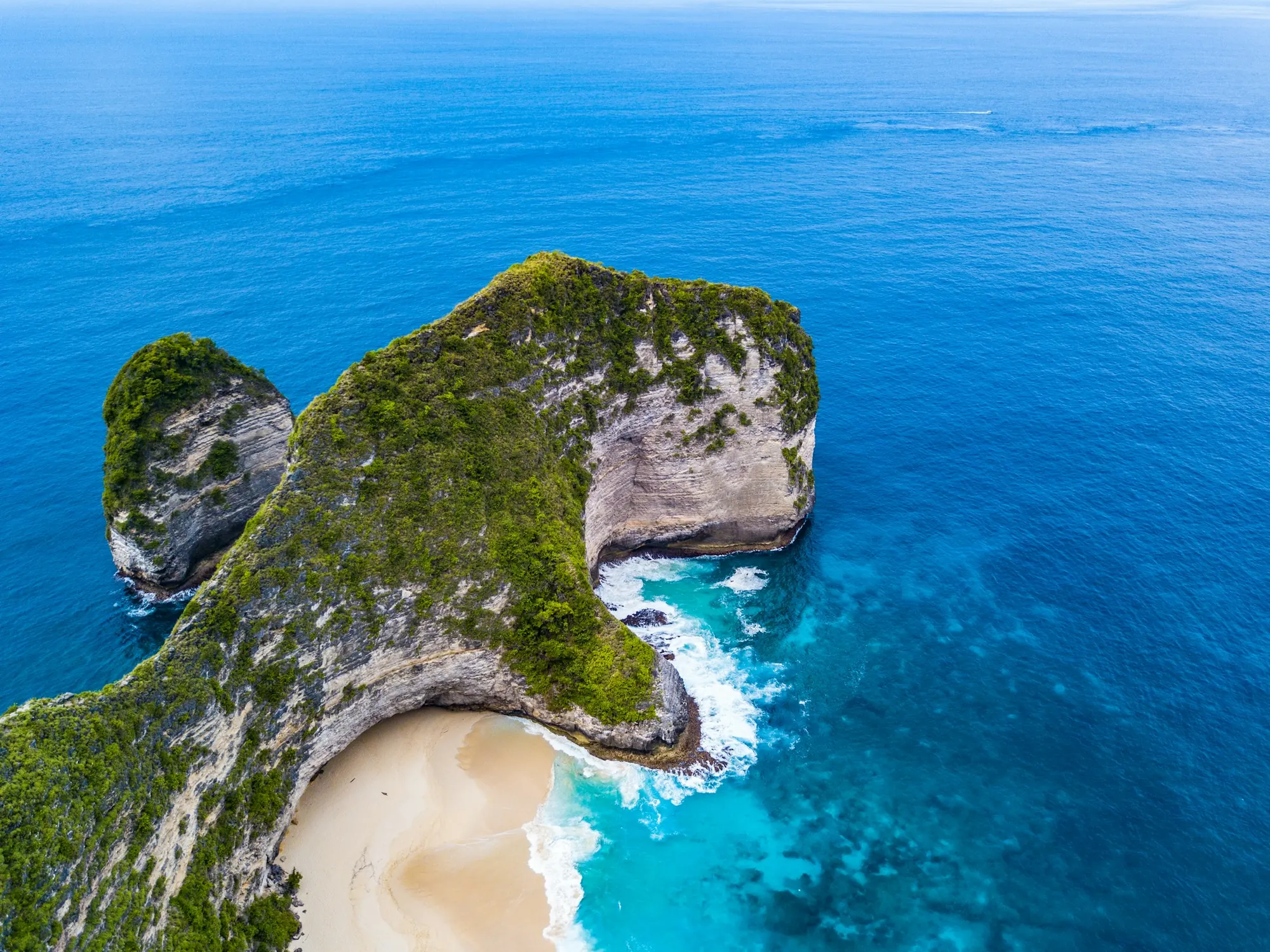 Kelingking Beach cliffs and turquoise ocean at Nusa Penida, Bali