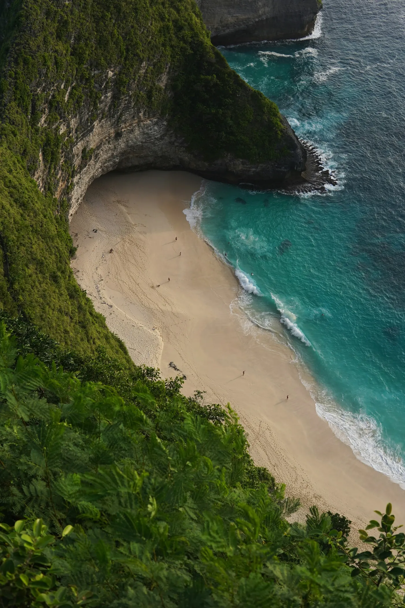 Turquoise coastline and cliffs at Nusa Penida